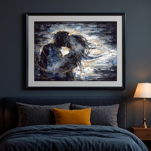 Op de afbeelding: Een ingelijste kunstdruk met een abstract aquarel van twee omhelzende silhouetten. Het kunstwerk gebruikt diep marineblauwe, zwarte en witte tinten met metallic gouden accenten die in een vloeiende beweging rond de figuren wervelen.