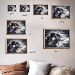 Op de afbeelding: Een collectie van zeven ingelijste rechthoekige kunstdrukken met een donkerblauw en goud abstract schilderij van twee kussende figuren. De gelabelde formaten zijn 5x7", 6x8", A4, 11x15", A3, 12x18" en 16x22".