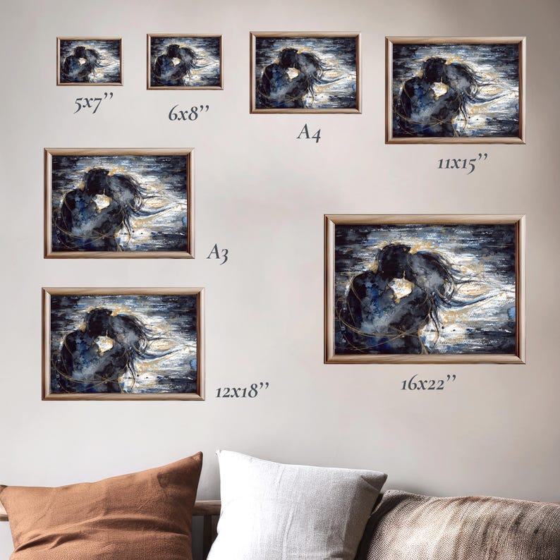 Op de afbeelding: Een collectie van zeven ingelijste rechthoekige kunstdrukken met een donkerblauw en goud abstract schilderij van twee kussende figuren. De gelabelde formaten zijn 5x7", 6x8", A4, 11x15", A3, 12x18" en 16x22".