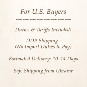 Op de afbeelding: Een beige informatieve afbeelding met donkerbruine tekst die luidt: For U.S. Buyers, Duties & Tariffs Included!, DDP Shipping (No Import Duties to Pay), Estimated Delivery: 10&ndash;14 Days, en Safe Shipping from Ukraine, gescheiden door een golvende lijn.