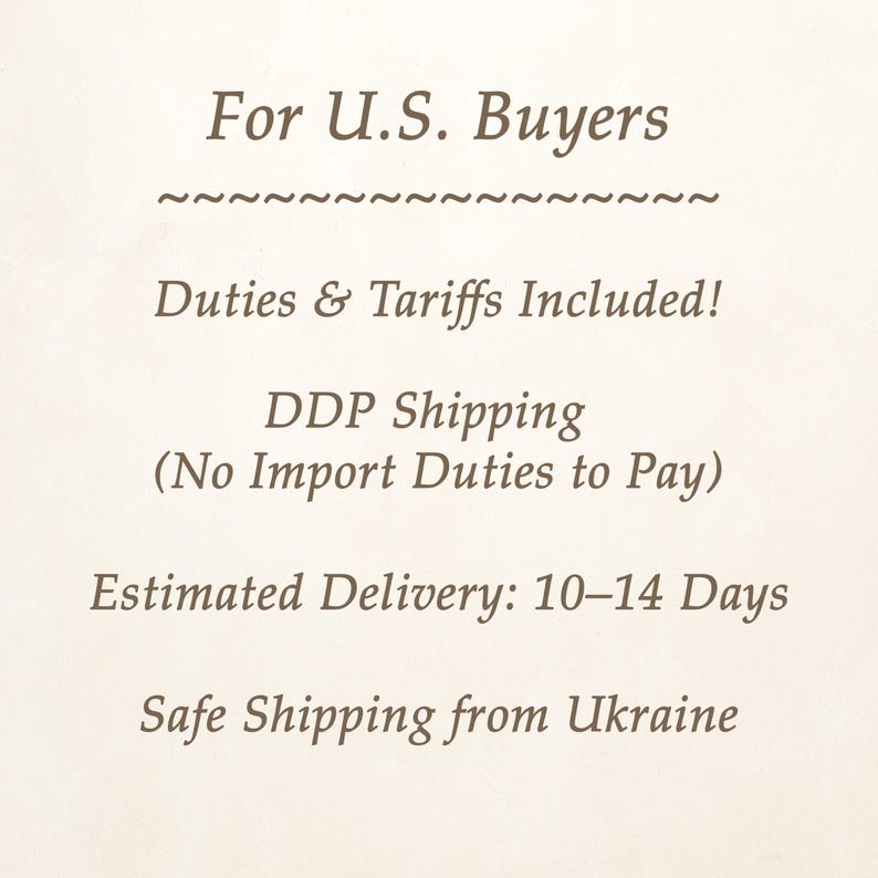 Op de afbeelding: Een beige informatieve afbeelding met donkerbruine tekst die luidt: For U.S. Buyers, Duties & Tariffs Included!, DDP Shipping (No Import Duties to Pay), Estimated Delivery: 10&ndash;14 Days, en Safe Shipping from Ukraine, gescheiden door een golvende lijn.