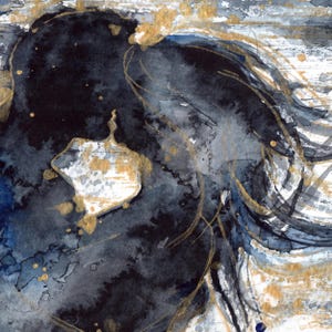 Op de afbeelding: Een abstract aquarelschilderij met diep marineblauwe en zwarte inktwassingen vermengd met metallic gouden accenten. De compositie toont vloeiende, organische vormen en gelaagde texturen met spetters goudverf over het gehele oppervlak.