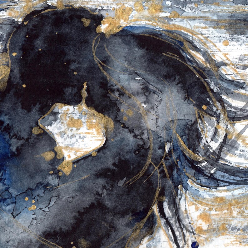 Op de afbeelding: Een abstract aquarelschilderij met diep marineblauwe en zwarte inktwassingen vermengd met metallic gouden accenten. De compositie toont vloeiende, organische vormen en gelaagde texturen met spetters goudverf over het gehele oppervlak.