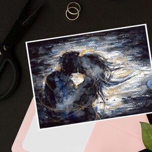 Op de afbeelding: Een rechthoekige kunstdruk met een abstract aquarel van twee figuren in een nauwe omhelzing. Het kunstwerk gebruikt diep marineblauwe, zwarte en witte tinten met metallic gouden accenten, met vloeiende lijnen en gestructureerde penseelstreken.
