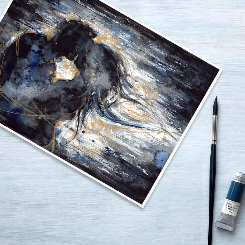 Op de afbeelding: Een abstract aquarelschilderij met diep marineblauwe, zwarte en witte tinten met metallic gouden accenten. De compositie toont vloeiende, gelaagde penseelstreken en spetters. Een zwarte penseel en een tube blauwe verf liggen ernaast.