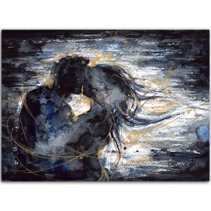 Op de afbeelding: Een rechthoekige wandkunstprint met een abstract aquarelschilderij van twee figuren in een nauwe omhelzing. De compositie gebruikt diep marineblauwe, zwarte en witte tinten met metallic gouden accenten die rond de silhouetten wervelen.