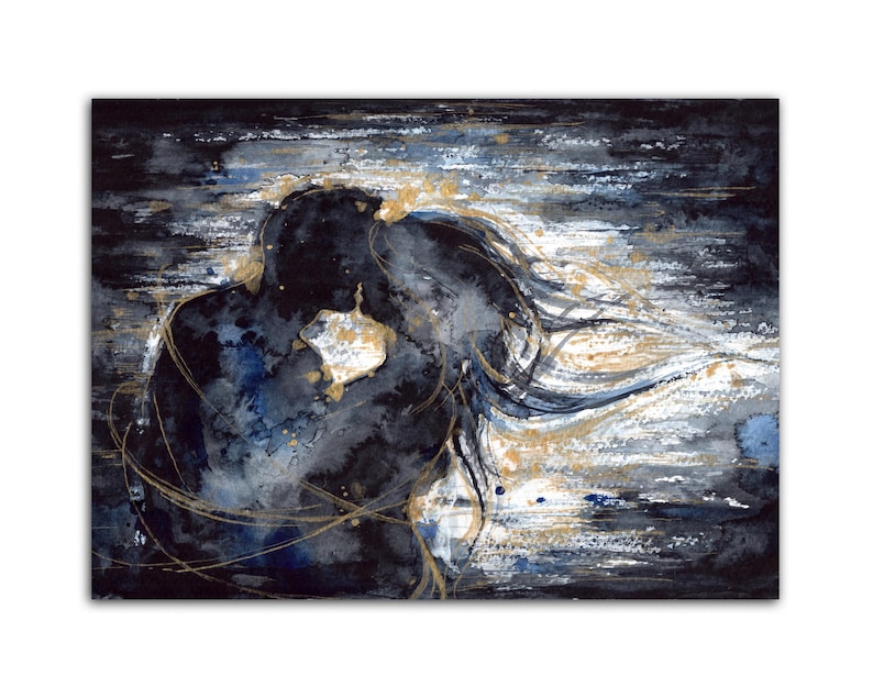 Op de afbeelding: Een rechthoekige wandkunstprint met een abstract aquarelschilderij van twee figuren in een nauwe omhelzing. De compositie gebruikt diep marineblauwe, zwarte en witte tinten met metallic gouden accenten die rond de silhouetten wervelen.