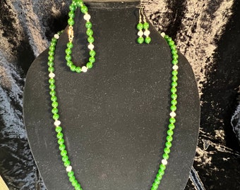 Stattliche Grün und Weiße Jade w / 14k Gold Kontinuierliche (35 "" Halskette mit 8 ""Armband (14k Verschluss) und Ohrring Set."