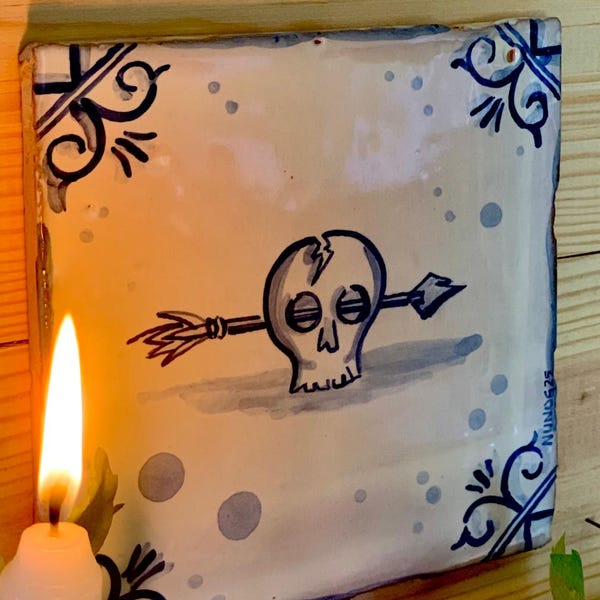 Azulejo Português Pintado à Mão: Desenho de Caveira com Flecha - Arte Popular Gótica