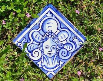 Ręcznie malowane portugalskie płytki: Ceramiczna dekoracja ścienna z XVII wieku
