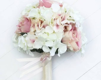 Ensemble complet de fleurs de mariage rose poudré, bouquet de mariage d'hortensias et de roses, bouquets de demoiselles d'honneur, baguettes de demoiselle d'honneur, auréoles, boutonnières.
