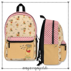 Puede incluir: Una mochila de Winnie de Pooh con un patrón de cuadros rojos y blancos y un fondo beige. La mochila presenta un patrón repetido de Winnie de Pooh sosteniendo un tarro de miel y abejas. El bolsillo delantero tiene una imagen de Winnie de Pooh sosteniendo un cartel que dice "Hunny for Bees Wanted".