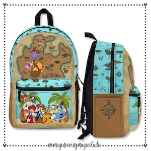 Può includere: Uno zaino blu e marrone con una mappa di un'isola pirata con Winnie the Pooh e Tigger. La tasca anteriore presenta una scena con Topolino, Paperino, Pippo e Pluto. Il testo sulla mappa recita "Treasure Cove", "Mermaid's Lagoon", "Skull Rock" e "Yo Ho Ho".