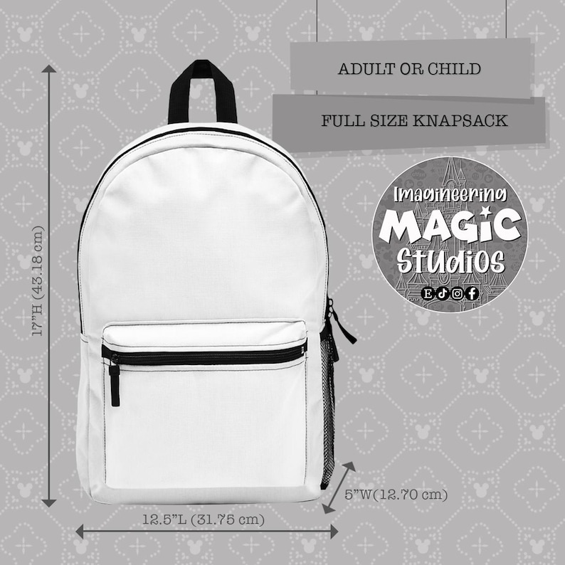 Puede incluir: Una mochila blanca de tama&ntilde;o completo con detalles de cremallera negros y un bolsillo negro en la parte delantera. La mochila mide 43,18 cm de alto, 31,75 cm de ancho y 12,7 cm de profundidad. La mochila tiene un logotipo que dice "Imagineering Magic Studios" con una estrella y notas musicales.