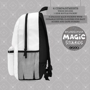 Puede incluir: Mochila blanca con detalles negros y un bolsillo de malla. Tiene 4 compartimentos, incluyendo un bolsillo lateral para botella. La mochila tiene cierres de cremallera duraderos para un f&aacute;cil acceso y almacenamiento seguro. El texto en la mochila dice "Imagineering Magic Studios" con un logotipo de un castillo y notas musicales.