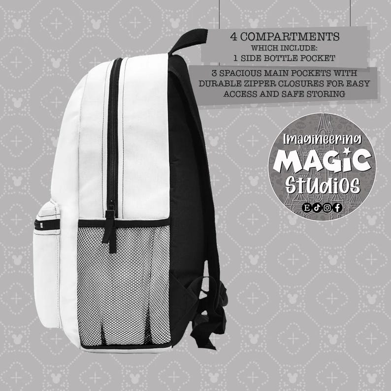 Puede incluir: Mochila blanca con detalles negros y un bolsillo de malla. Tiene 4 compartimentos, incluyendo un bolsillo lateral para botella. La mochila tiene cierres de cremallera duraderos para un f&aacute;cil acceso y almacenamiento seguro. El texto en la mochila dice "Imagineering Magic Studios" con un logotipo de un castillo y notas musicales.