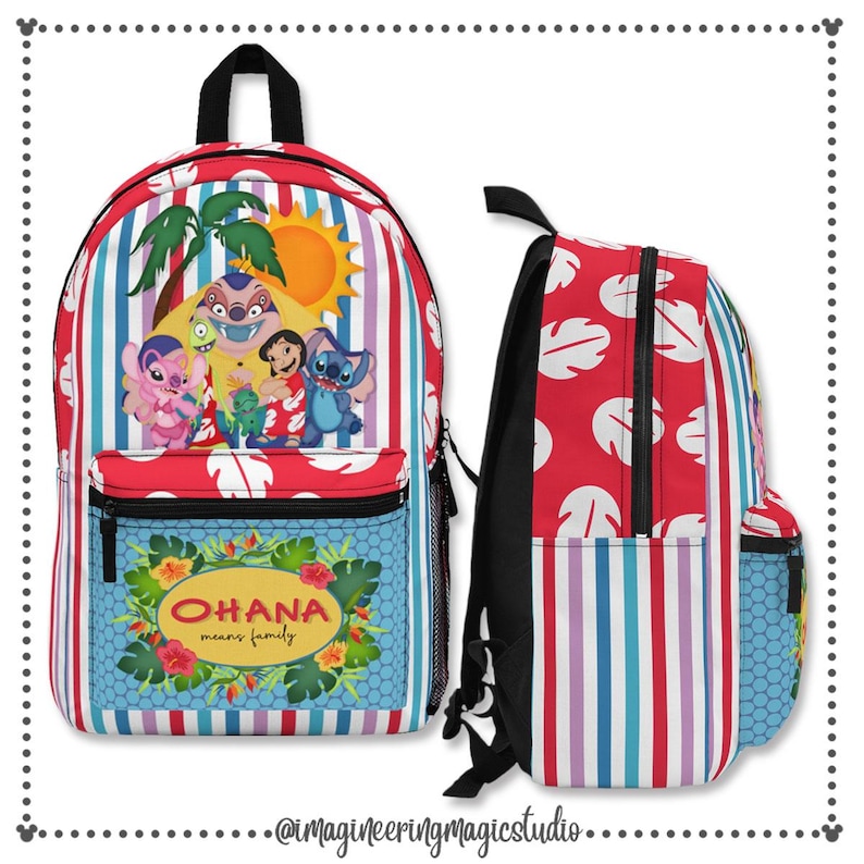 Puede incluir: Una mochila de rayas rojas, azules y blancas con una escena de Stitch y sus amigos de la pel&iacute;cula de Disney Lilo & Stitch. La mochila tiene un bolsillo grande en la parte delantera con las palabras "Ohana means family" en un c&iacute;rculo amarillo.