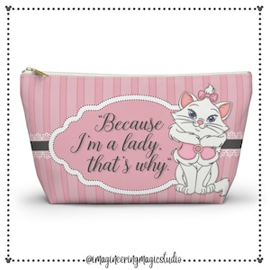 Puede incluir: Bolsa de cosméticos a rayas rosa y blanca con un gato blanco que lleva un lazo rosa y una banda rosa. La bolsa tiene un borde blanco y negro con una cita que dice "Porque soy una dama, por eso."