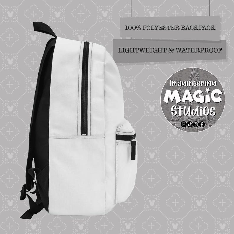 Puede incluir: Una mochila blanca con correas negras y un bolsillo con cremallera. La mochila est&aacute; hecha de 100% poli&eacute;ster y es ligera e impermeable. El texto "Imagineering Magic Studios" est&aacute; impreso en la mochila.