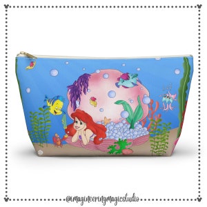 Bolsa de maquillaje con base en T de La Sirenita de Disney Ariel: bolsa de cosméticos portátil para vacaciones y almacenamiento de artículos de tocador
