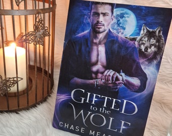 Signiertes Taschenbuch „Geschenk an den Wolf“ (Chase Meadows) mit handgesprühten Kanten. Eine Romanze über abgelehnte Freunde