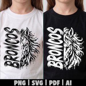 Puede incluir: Una camiseta blanca con un gráfico negro y una camiseta negra con un gráfico blanco, ambas con el texto BRONCOS y un diseño de cabeza de caballo estilizado. La imagen incluye el texto PNG, SVG, PDF y AI en la parte inferior.