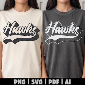 Könnte beinhalten: Ein cremefarbenes T-Shirt mit einer dunkelgrauen Grafik mit der Aufschrift Hawks in einer stilisierten Schreibschrift und ein anthrazitfarbenes T-Shirt mit einer weißen Grafik mit der Aufschrift Hawks. Der Text PNG, SVG, PDF, AI steht unten.