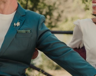 Boutonniere Novio pin de solapa, ojal minimalista, accesorios de orfebrería artesanal.