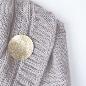 Broche Dorado Luna、diferentes tamaños、Accesorios dorados、broche geométrico de latón、regalos únicos、completoos ユニセックス、hecho a mano