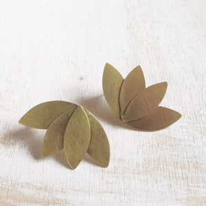 Pendientes geométricos de flor, Pendiente de tuerca con Flor de Loto, flor dorada o flor de plata
