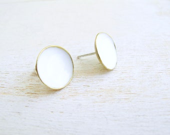 Brincos minimalistas brancos e dourados, Tachas redondas, Tachas simples esmaltadas