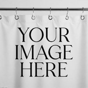 Op de afbeelding: Witte douchegordijn met de tekst "YOUR IMAGE HERE" in grote, zwarte letters. Het gordijn hangt aan een metalen stang met zilverkleurige haken. Een strak, modern ontwerp, geschikt voor elke badkamer.