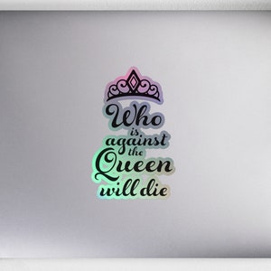 Qui est contre la Reine mourra | Autocollant holographique | Larissa | Fiancé de 90 jours | Rembourrage de bas | Père Noël secret
