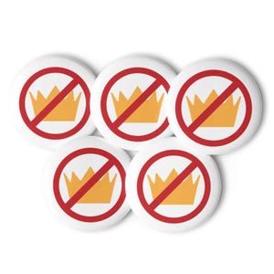 Puede incluir: Cinco botones redondos blancos con un círculo rojo y una línea roja que atraviesa una corona amarilla. Los botones están dispuestos en un patrón circular sobre un fondo blanco.