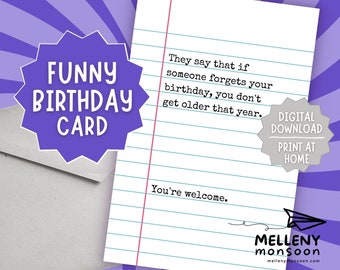 Op de afbeelding: Een grappige verjaardagskaart met een paars sterrenburst-ontwerp en de woorden "FUNNY BIRTHAY CARD". De kaart heeft gelijnd papier met de tekst: "Ze zeggen dat als iemand je verjaardag vergeet, je dat jaar niet ouder wordt. Graag gedaan."