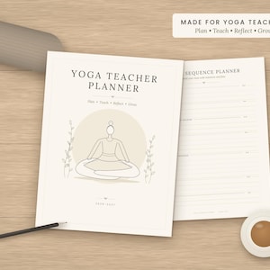 Può includere: Un'agenda per insegnanti di yoga color crema con un disegno al tratto di una persona in una posa yoga seduta. La copertina presenta il testo Yoga Teacher Planner, Plan, Teach, Reflect, Grow e 2020-2021. Una pagina aperta mostra un pianificatore.