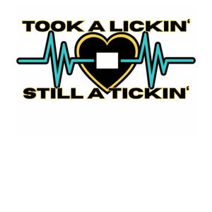 Könnte beinhalten: Grafikdesign mit dem Text „TOOK A LICKIN' STILL A TICKIN'“. Das Design zeigt ein schwarzes Herz mit goldenem Umriss und einem weißen Quadrat in der Mitte sowie eine türkisfarbene Herzschlaglinie.