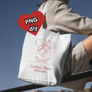Könnte beinhalten: Weiße Tragetasche mit roter Umrisszeichnung eines Baby-Stramplers und einer Herzillustration. Der Text "Cardiac Mom Warrior" ist darunter gedruckt. Die Tasche hat ein schlichtes, klares Design.