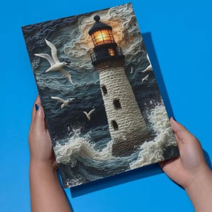 以下が含まれることがあります： 灯台のテクスチャアートプリント。点灯したランプ、打ち寄せる波、カモメに囲まれています。灯台は白で、黒い屋根があり、嵐の空を背景にしています。青い背景にプリントが保持されています。