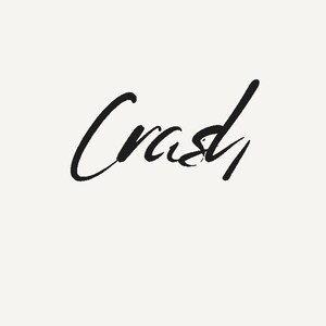 K&ouml;nnte beinhalten: Das Wort "Crash" in schwarzer Pinsel-Schrift auf cremefarbenem Hintergrund. Die Buchstaben sind dick und fett, mit einer leichten Neigung, was einen dynamischen Effekt erzeugt.