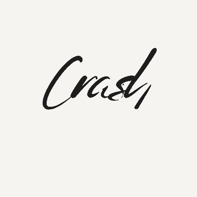 K&ouml;nnte beinhalten: Das Wort "Crash" in schwarzer Pinsel-Schrift auf cremefarbenem Hintergrund. Die Buchstaben sind dick und fett, mit einer leichten Neigung, was einen dynamischen Effekt erzeugt.