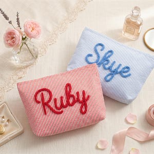 Aangepaste Seersucker make-uptas vakantie reistasje, gepersonaliseerde chenille-naam toilettas, zomer strandtas organisator cadeau