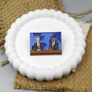 Wochenend-Update Jost and Che Emaille Pin TV Pin