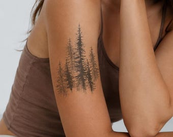 Dennenboomtattoo, bostattoo-flash, natuurtattoo, groenblijvende boomtattoo, wildernistattoo, minimalistisch blackwork-ontwerp
