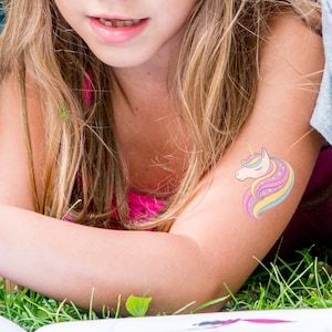 Tatuaje temporal de unicornio pastel mágico para niños: melena arcoíris, seguro para la piel y fácil de aplicar. Diseño de fantasía adorable para pequeños soñadores.