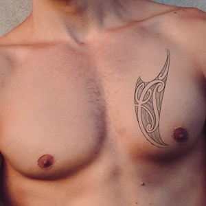 Tatouage temporaire polynésien tribal sur manche : motif abstrait incurvé, encre noire, art corporel culturel, parfait pour les armes et l'expression symbolique