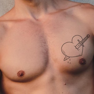 Tijdelijke tattoo met gestoken hart – edgy piercing line art design