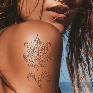Ornamental Floral Tattoo – Elegant Temporary Tattoo for Boho & Nature Lovers – Waterproof, Skin-Safe – Perfect for Festivals and Daily Wear