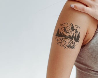 Minimalistische tijdelijke tattoo kampvuurberg – op de natuur geïnspireerd ontwerp met bos, rivier en vuur | Waterdicht, huidveilig