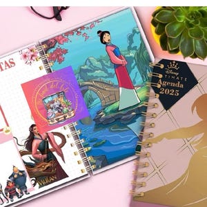 Puede incluir: Tres planificadores diferentes con temática de Disney. El primer planificador tiene una portada rosa con la palabra "NOTAS" en la parte superior. El segundo planificador tiene una portada azul con una imagen de Mulan y un puente. El tercer planificador tiene una portada rosa con una silueta dorada de una mujer bailando. El texto "Disney Ultimate Agenda 2025" está en la portada.